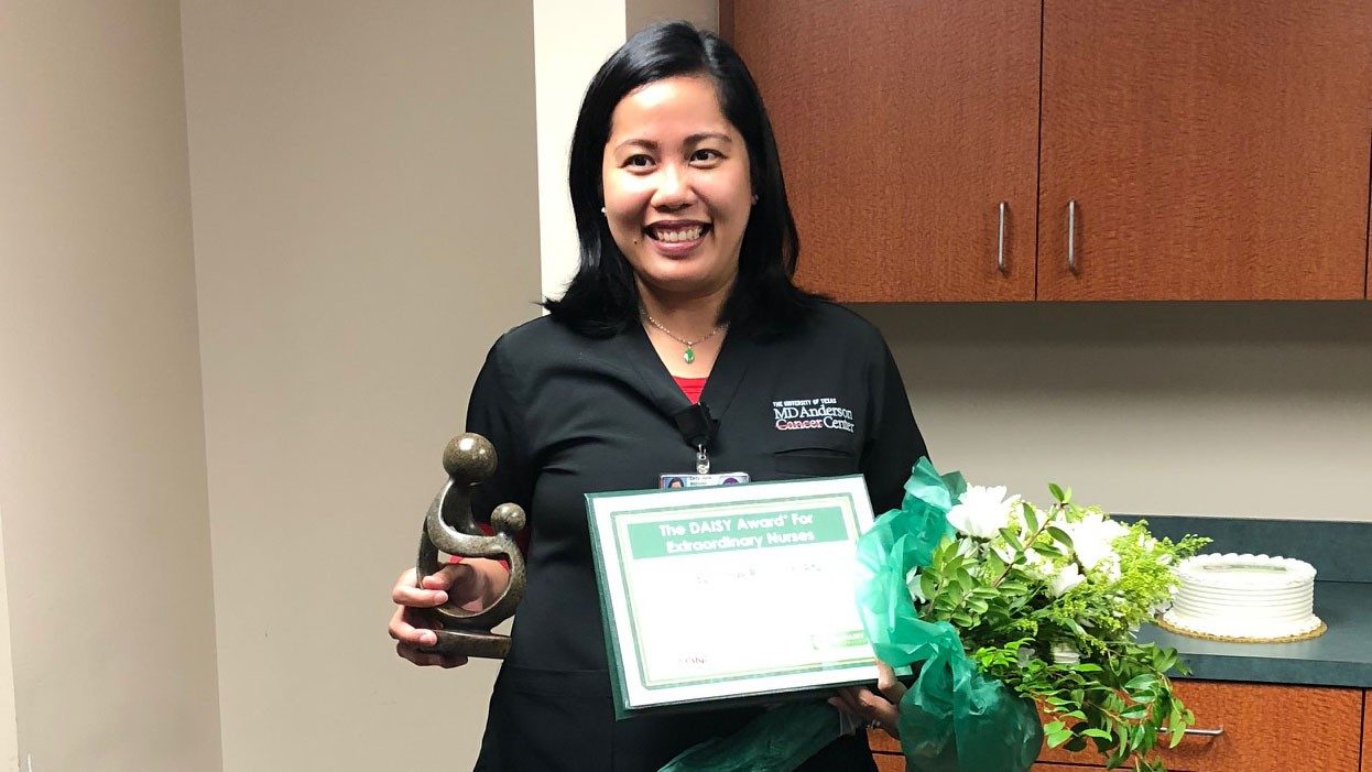 MD  Anderson nurse Lady Jane (L.J.) Bolhorst receives Daisy Award for her support of a pancreatic cancer patient during a biopsy.