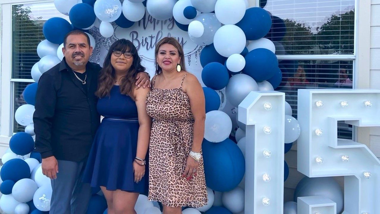 Valeria (center) with her parents, Luis and Karla