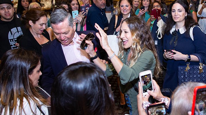 Sarah Jessica Parker helps shoppers